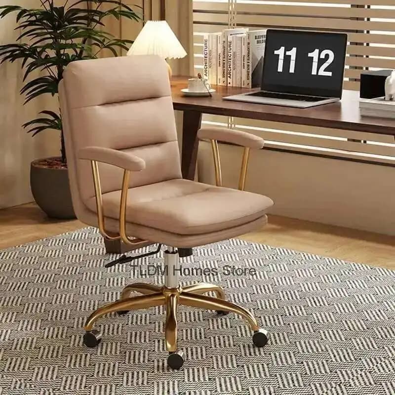 Sedie da ufficio italiane in pelle Sedia da computer per camera da letto di casa Sedia da gioco con braccioli e schienale per riunioni in stile crema di lusso leggero