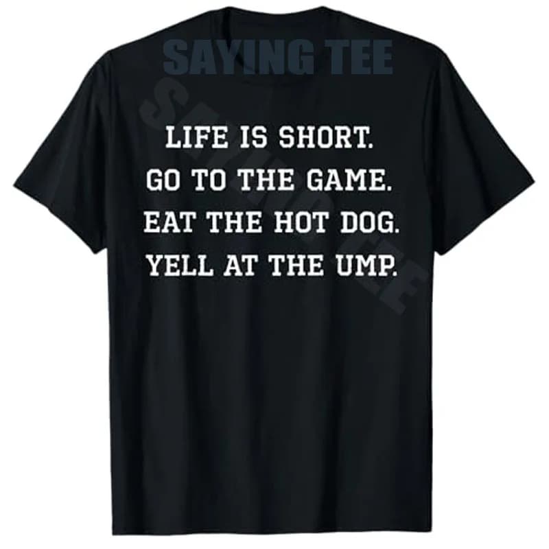 T-shirt 'Life Is Short Go To The Game Eat The Hot Dog Yell At The Ump' Stile Y2K con Scritta Stampata 'Gamer' e 'Foodie'