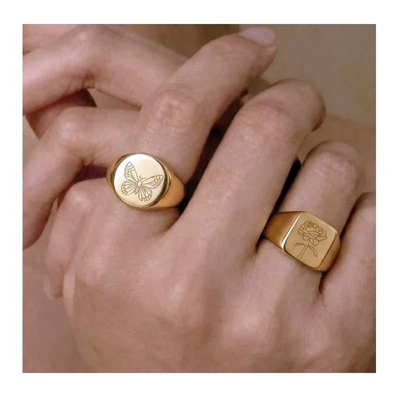 Anello con Intaglio a Forma di Farfalla e Peonia in Acciaio Inossidabile Placcato Oro, Anello Versatile di Lusso Leggero e di Carattere