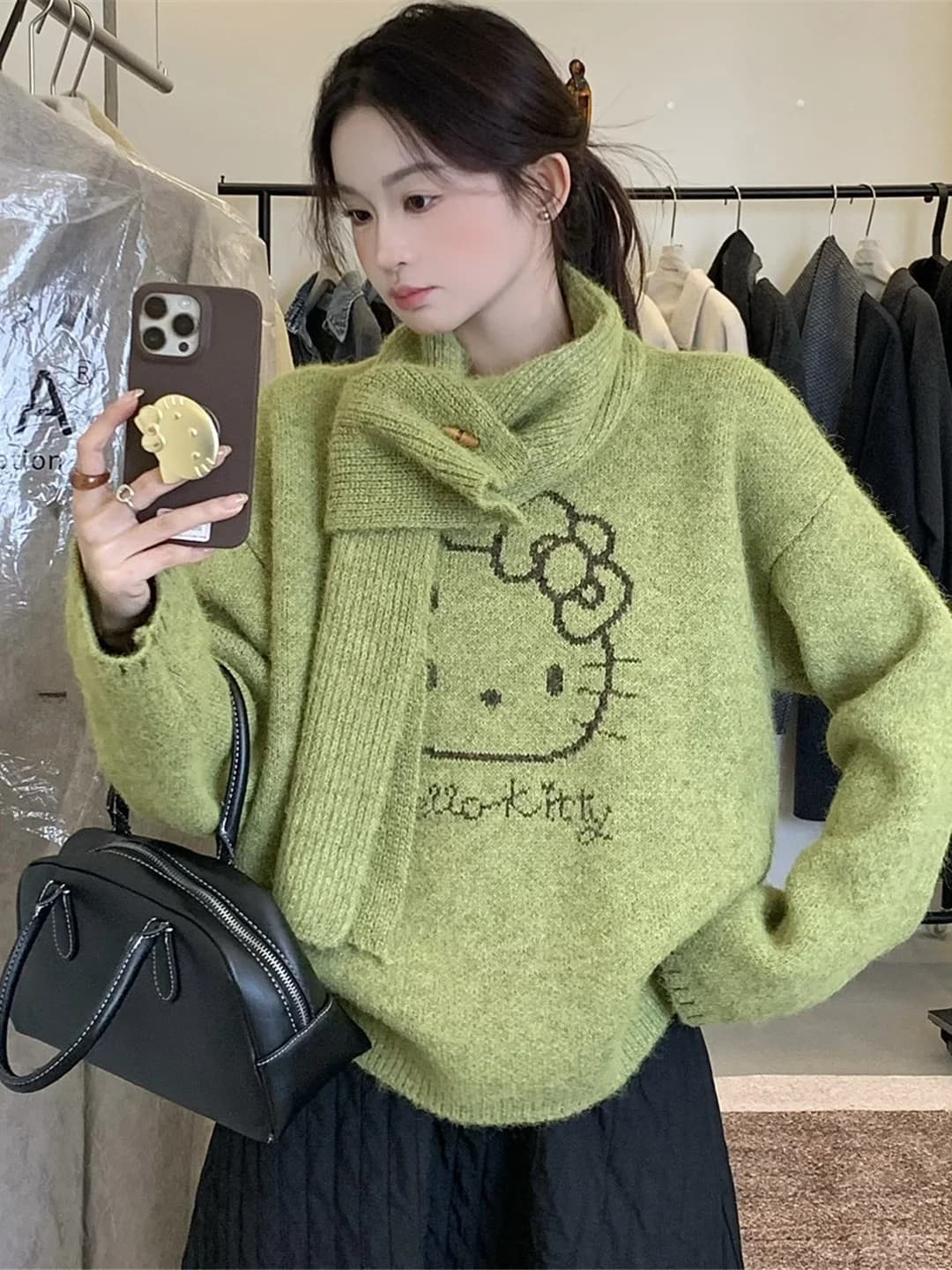 Warm sweater and often high collar for women, soft and comfortable larga sweater with HelloKitty print and integrated scarf