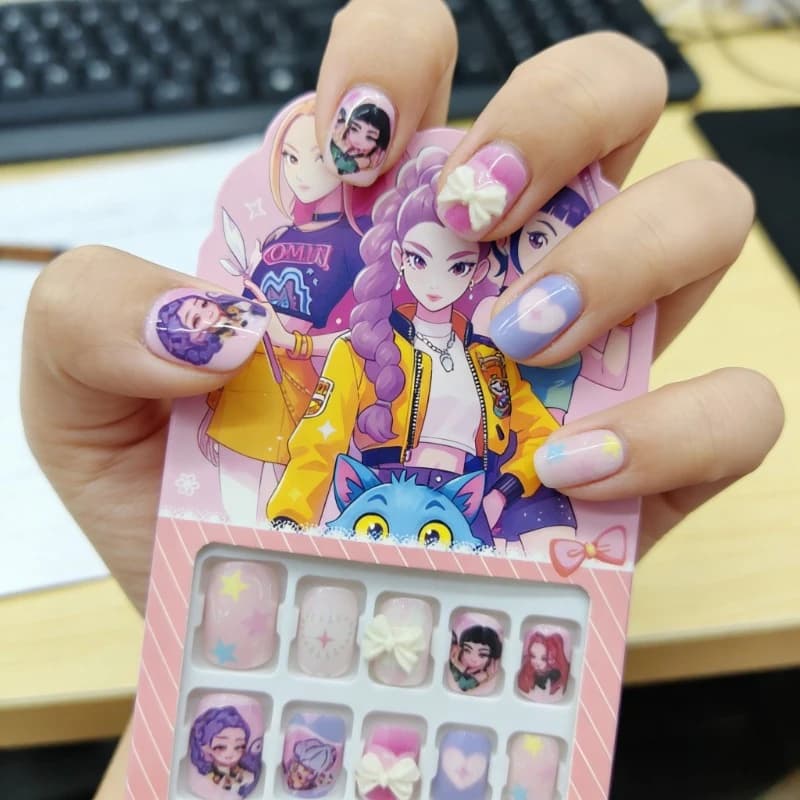 Set di Unghie Finte Corte a Tema K-pop Cartoon 2026, Unghie Finte Anime Carine, Facile Manicure Fai-da-Te, Regalo Adorabile per Bambini