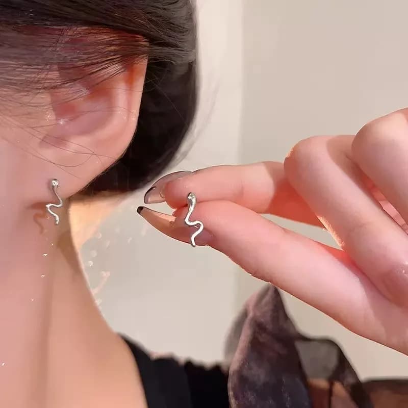 Orecchini a Serpente per Uomo e Donna, Nuova Tendenza 2026, Unici, Audaci, Chic, Minimalisti, Gioielli per Piercing alla Cartilagine dell'Elicoidale