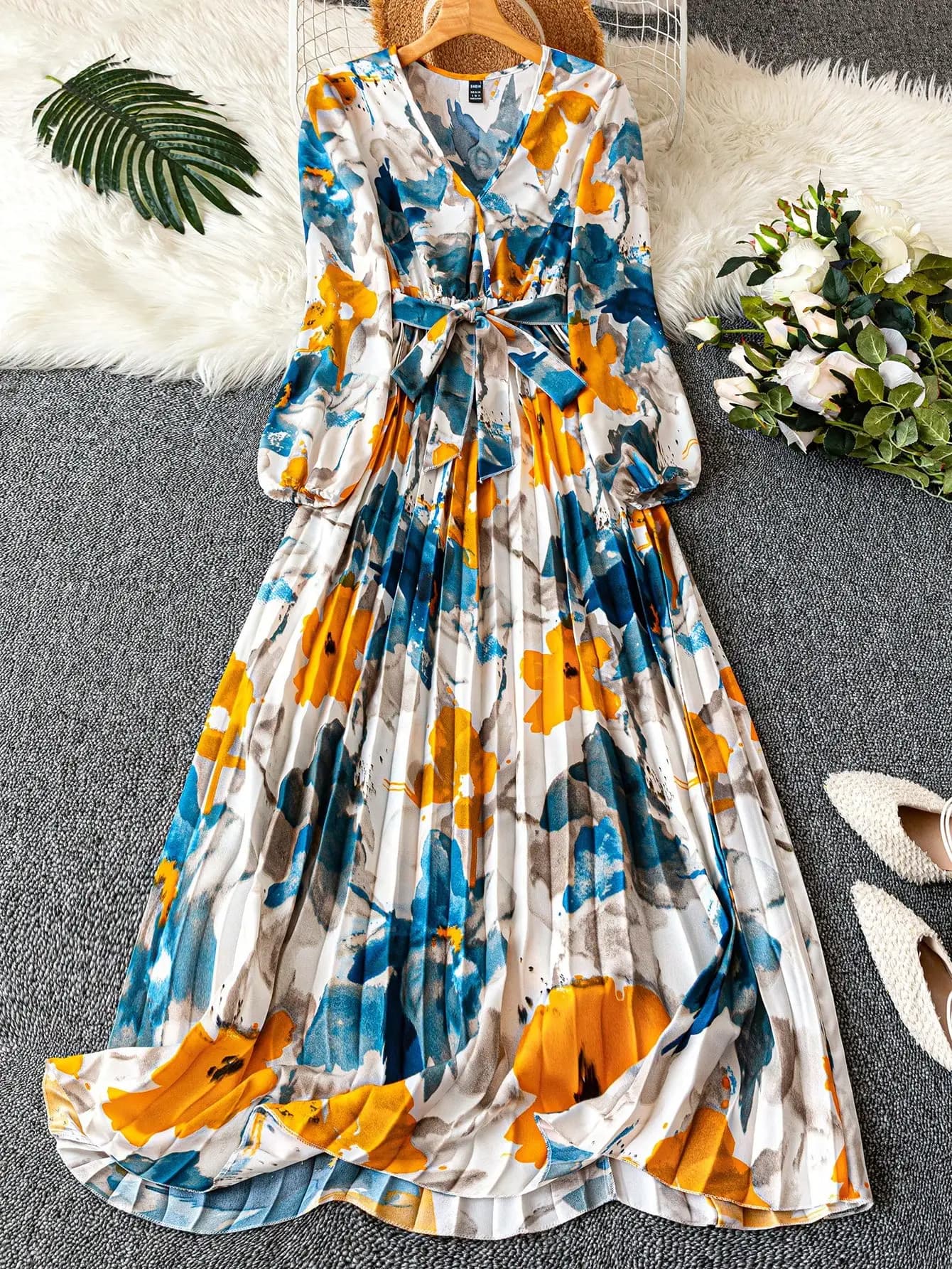 Elegante Abito Lungo Floreale con Scollo a V, Cintura e Maniche Lunghe Plissettate