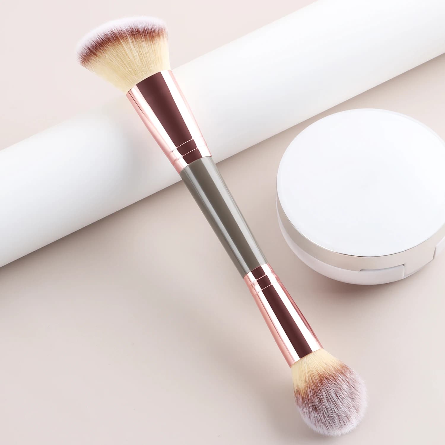 Pennello di bellezza a doppia punta, pennello rotondo per sfumare + pennello angolato per blush, strumento per il trucco con setole morbide