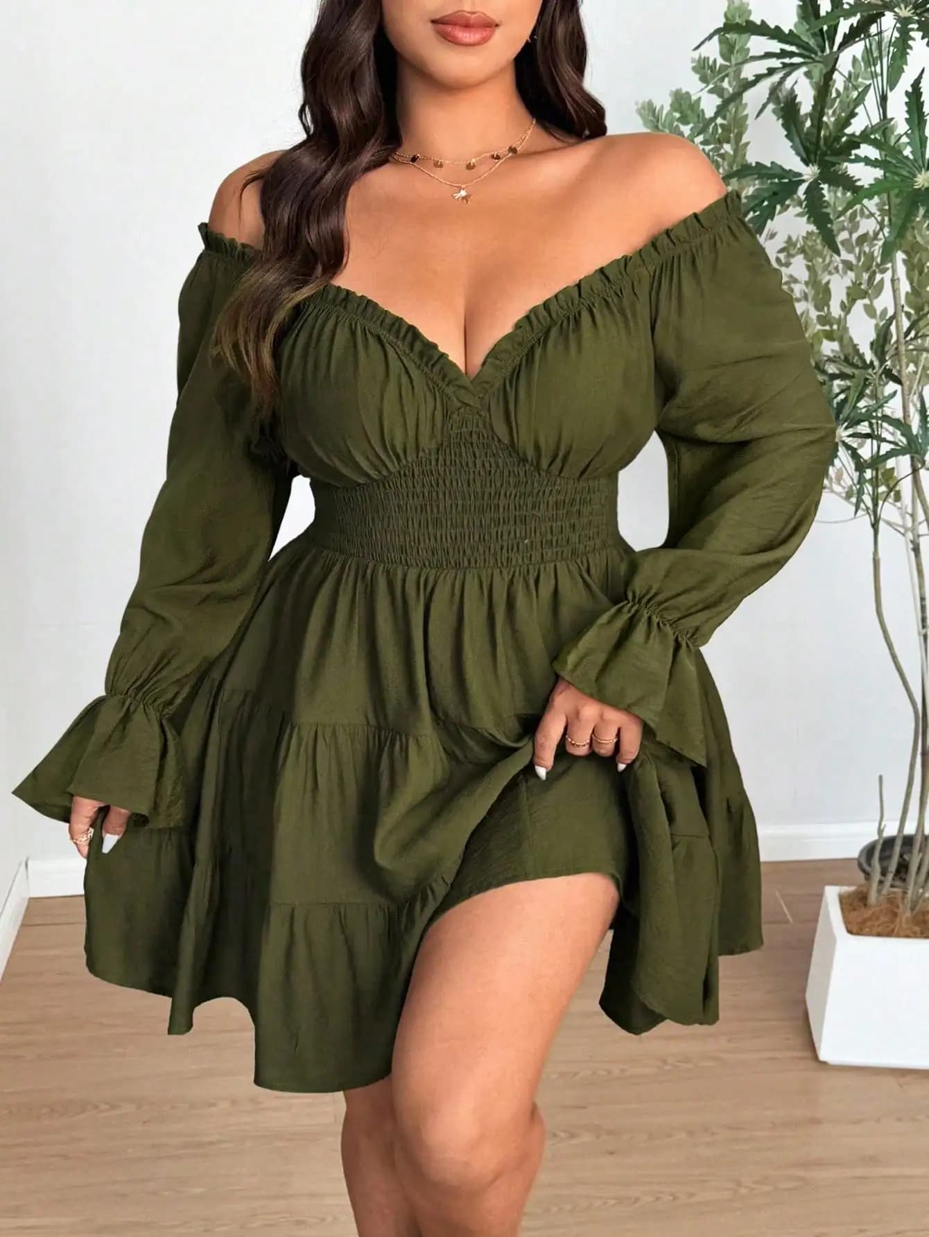 Abito Mini Verde Oliva con Spalle Scoperte, Scollo a V, Vita Arricciata e Balze