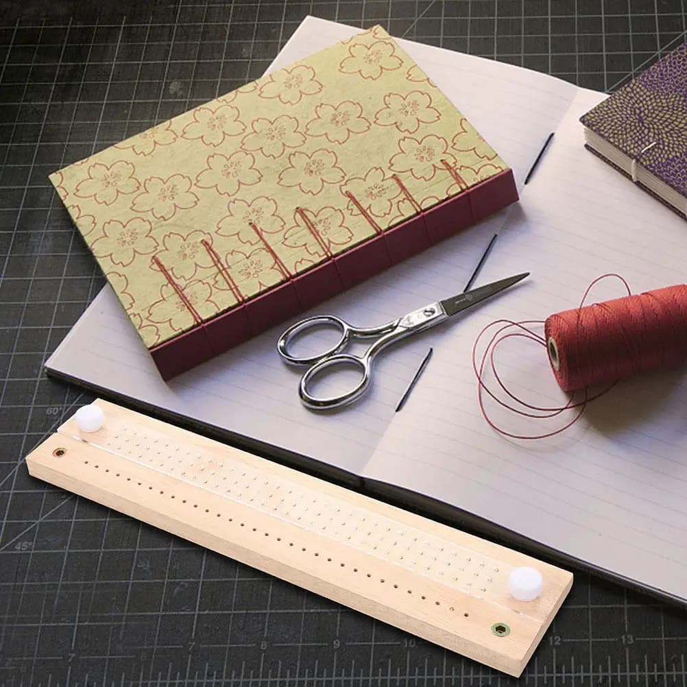 Set di 1 Strumento in Legno e Ferro per Rilegatura Libri, Kit Fai-da-te per la Creazione di Diari, Agende e Quaderni, Set per Foratura, Rilegatura e Cucitura Artigianale per Principianti