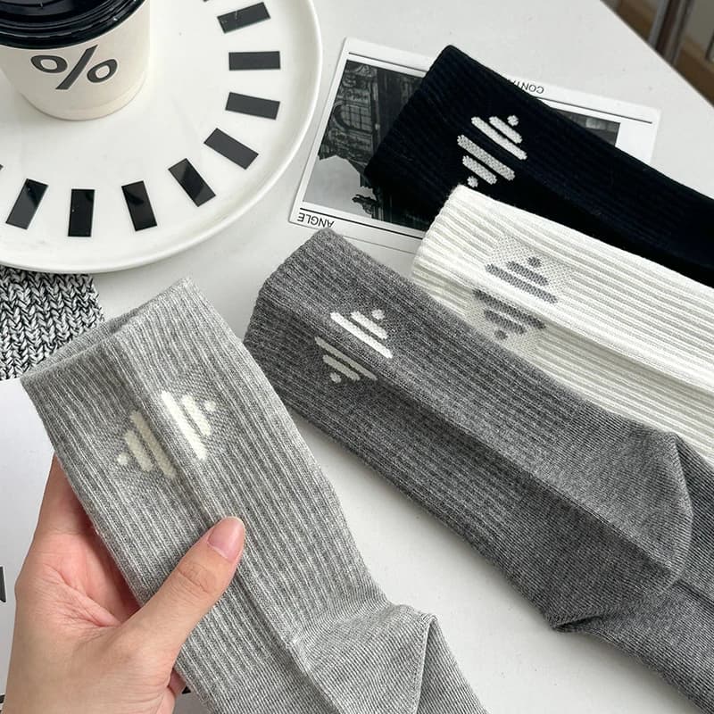 New Men's Socks Autumn Winter Casual Sports Socks Casual Absorb Sweat Basic Long Men Crew Socks Simple Breathable Solid Color
