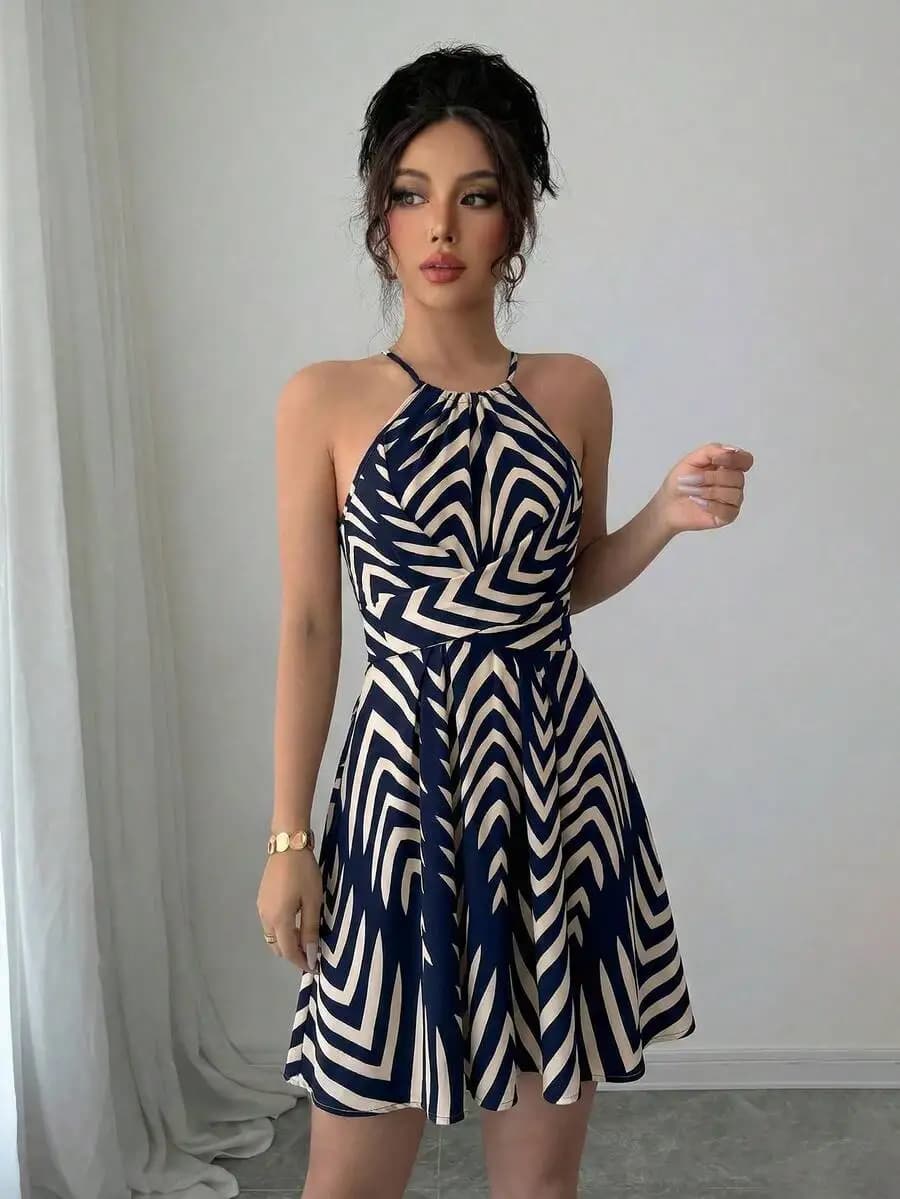 Abito corto svasato blu con stampa geometrica, collo all'americana e cintura annodata per donna