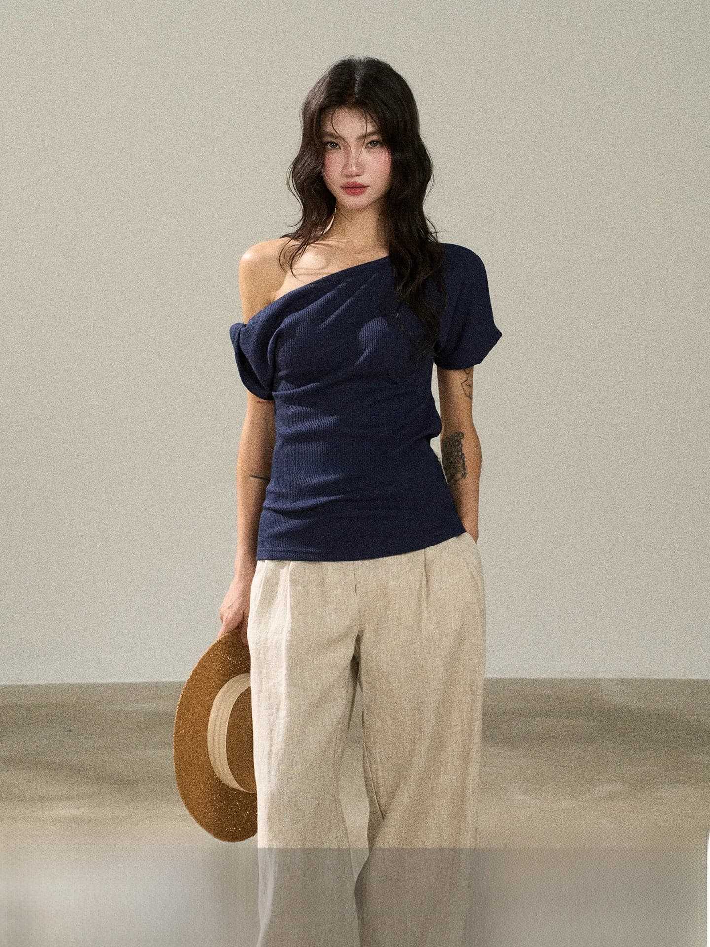 Flower7 T-shirt da donna in stile coreano, asimmetrica, slim fit, a maniche corte, tinta unita, con spalle scoperte, traspirante, casual, estiva