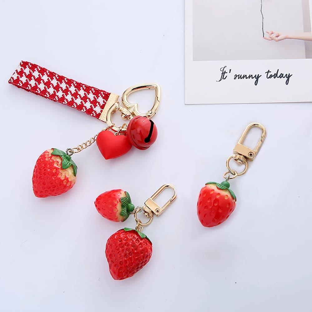 Simpatico portachiavi fragola 3D con campana per borsa da donna chiavi per auto borsa ciondoli decorazione portachiavi frutta Kawaii regalo per feste