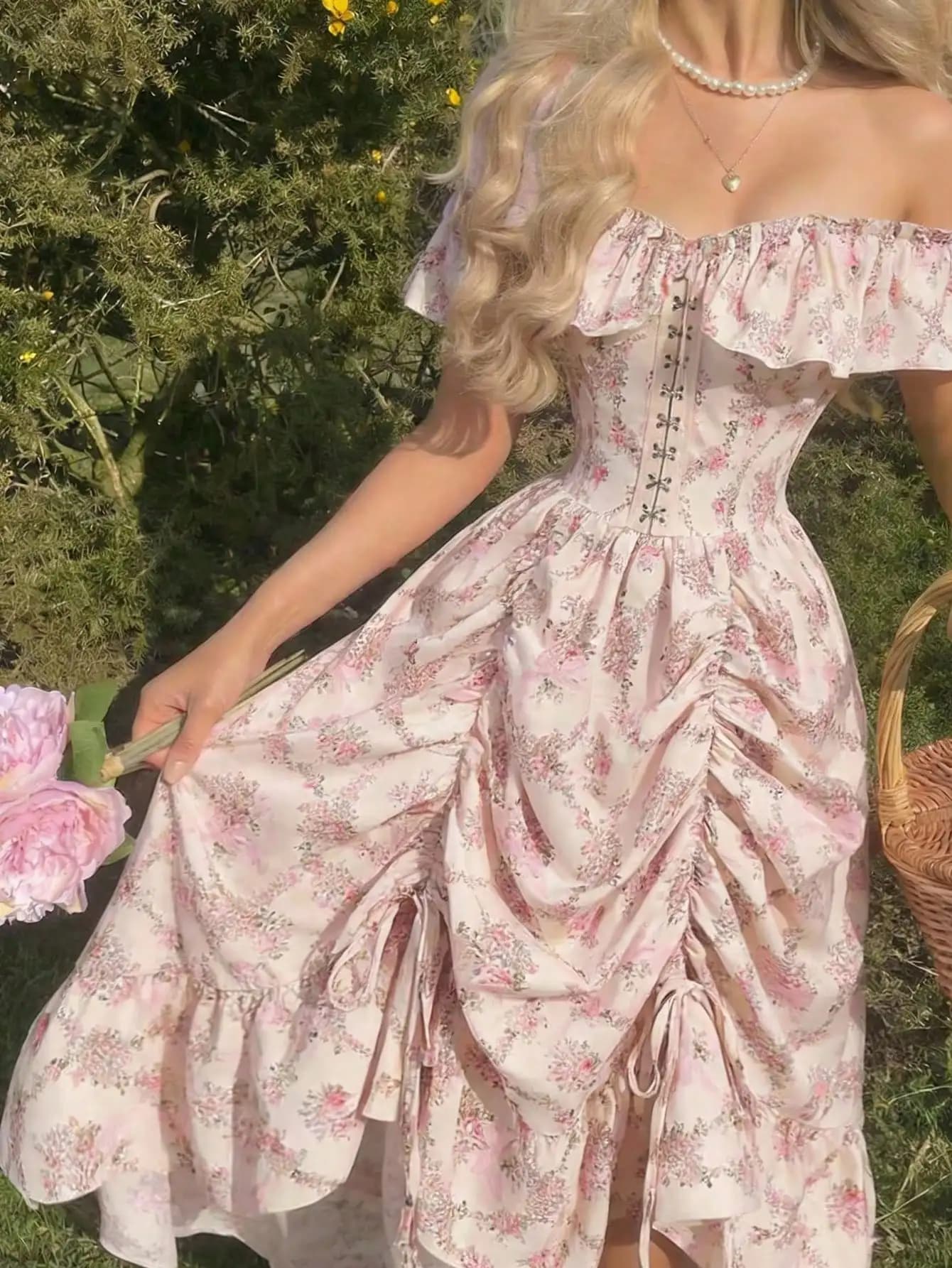Abito da donna con stampa floreale, spalle scoperte, volant e coulisse in vita