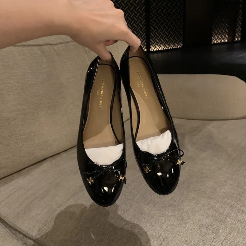 Scarpe basse da donna in vera pelle con mocassini con decorazione a fiocco Decorazione in metallo Bocca superficiale Scarpe da donna Scarpe casual da esterno