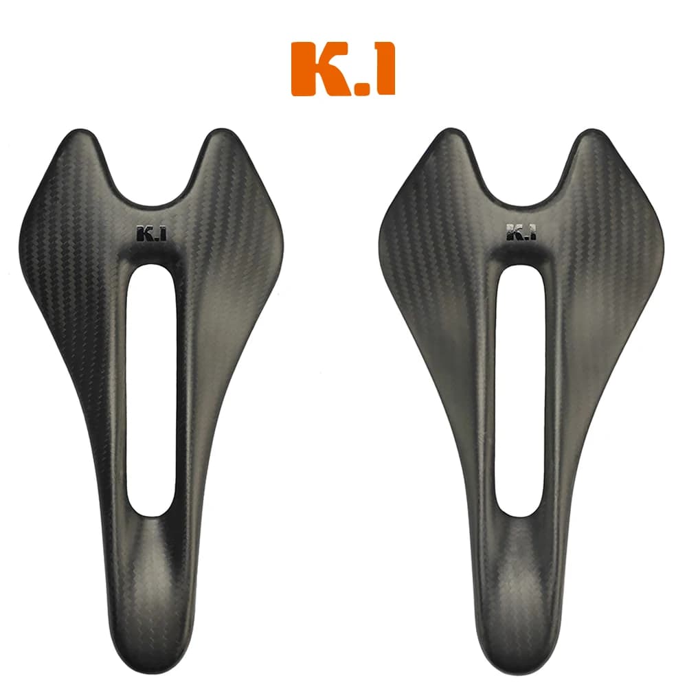 Sella da strada in fibra di carbonio con logo nero Cuscino per sedile per bici traspirante cavo ultraleggero dal design ergonomico a doppia pista 122/132 mm
