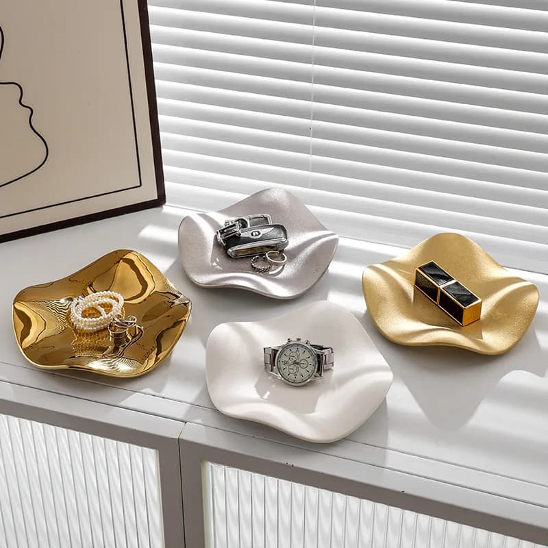 Piatto portaoggetti per gioielli a forma speciale con fiore irregolare Piatto per esposizione di gioielli Piatto a pendolo in ceramica di lusso leggero elettrolitico
