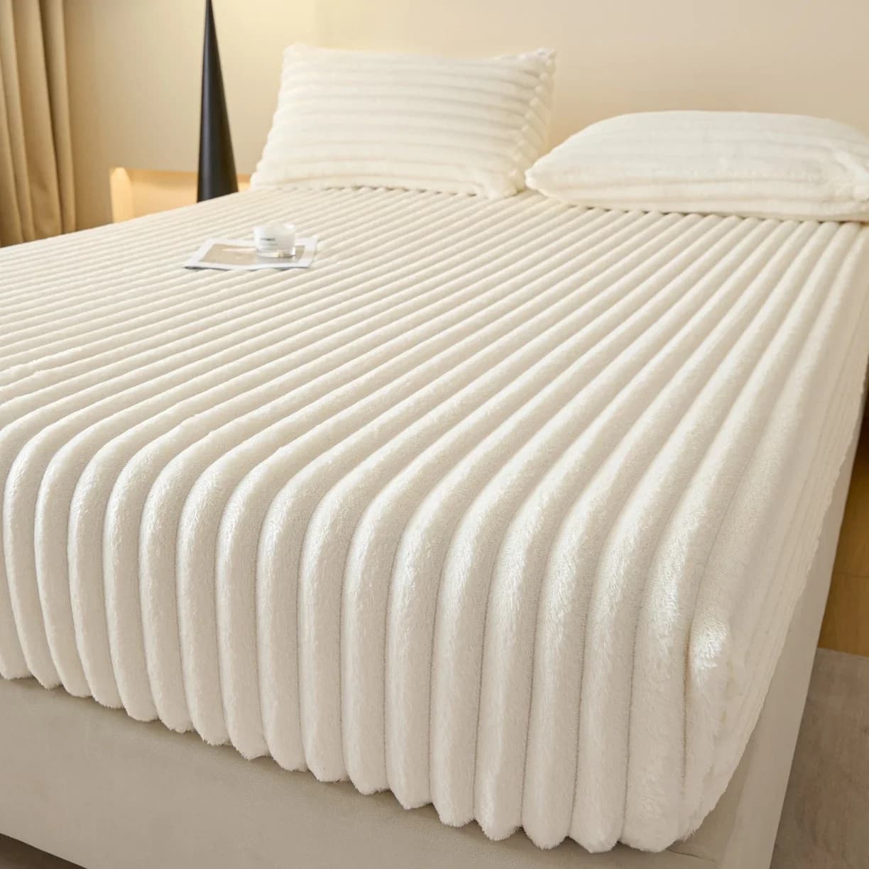 A single pure white hat with a large coulisse in 2025 Hot coprimaterasso thickened for autumn and winter with rabbit plush