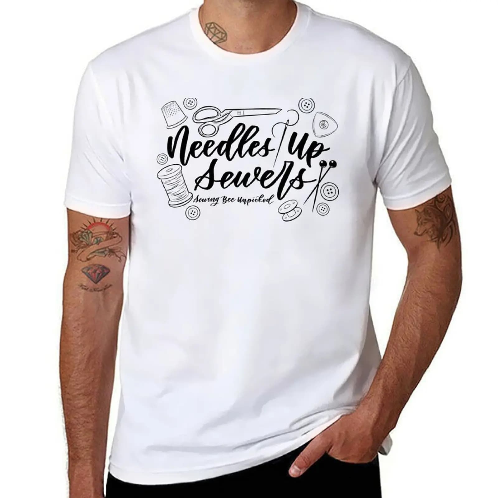 Needles Up Sewers - T-shirt con stampa trendy a maniche corte con motivo 'sewing bee unpicked' e linee nere
