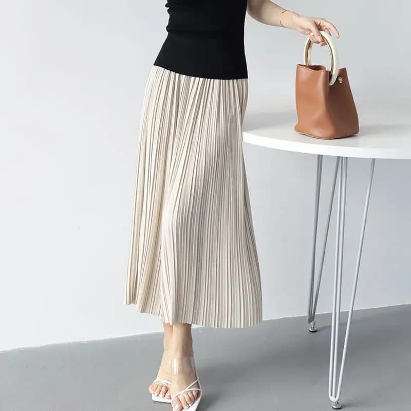 Gonna a pieghe a trapezio media e lunga, nuova collezione Primavera Estate 2026, a vita alta, versatile per il commuting, dal taglio elegante e sottile