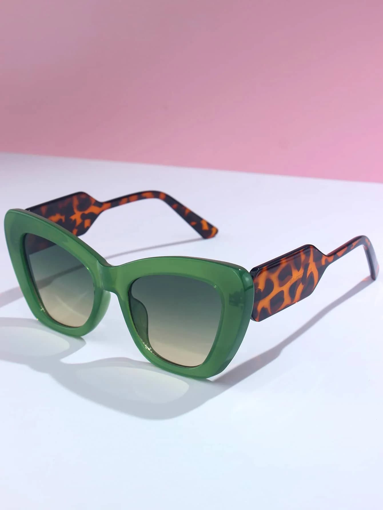 Occhiali da Sole Moda Cat Eye Verdi con Aste Leopardate per Donne, Ideali per Viaggi e Uso Quotidiano