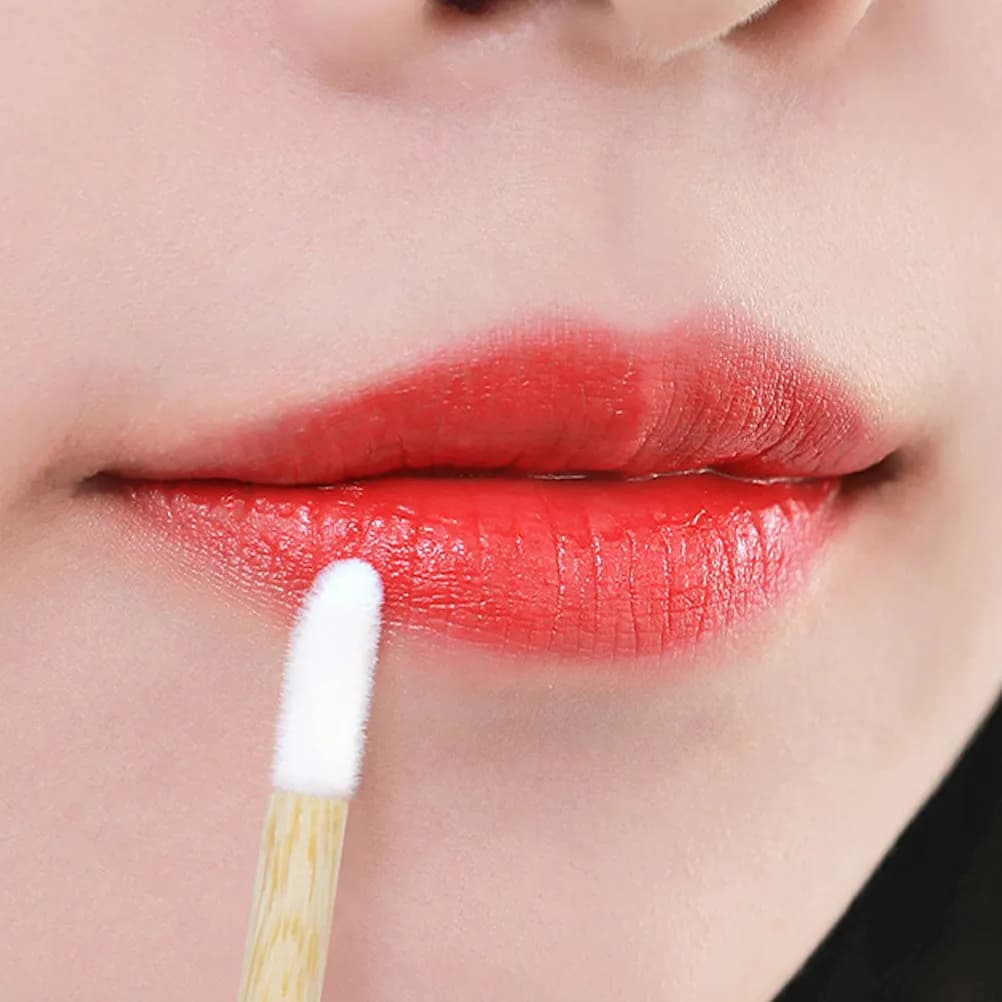 100Pcs Wood Handle Lipstick Applicators Disposable Lip Brushes Single Use for Lip Gloss Eyeshadow Makeup Eyelash Makeups