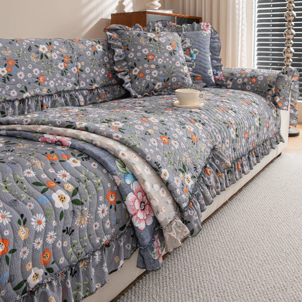 Covers Quilted Anti-slip Thick, Sofa Protection with Floral Volant, Washable Lining for Dogs, Cats and Children