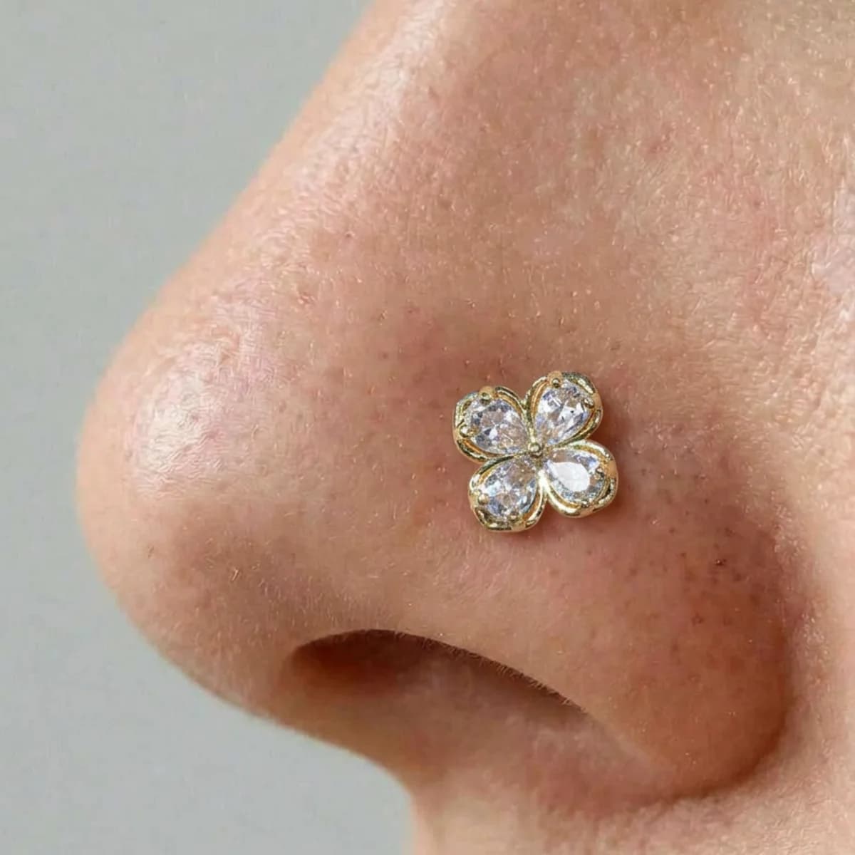1-piece set of light luxury retro style four petal flower zircon puncture nose nail for women, gold L-shaped nose ring