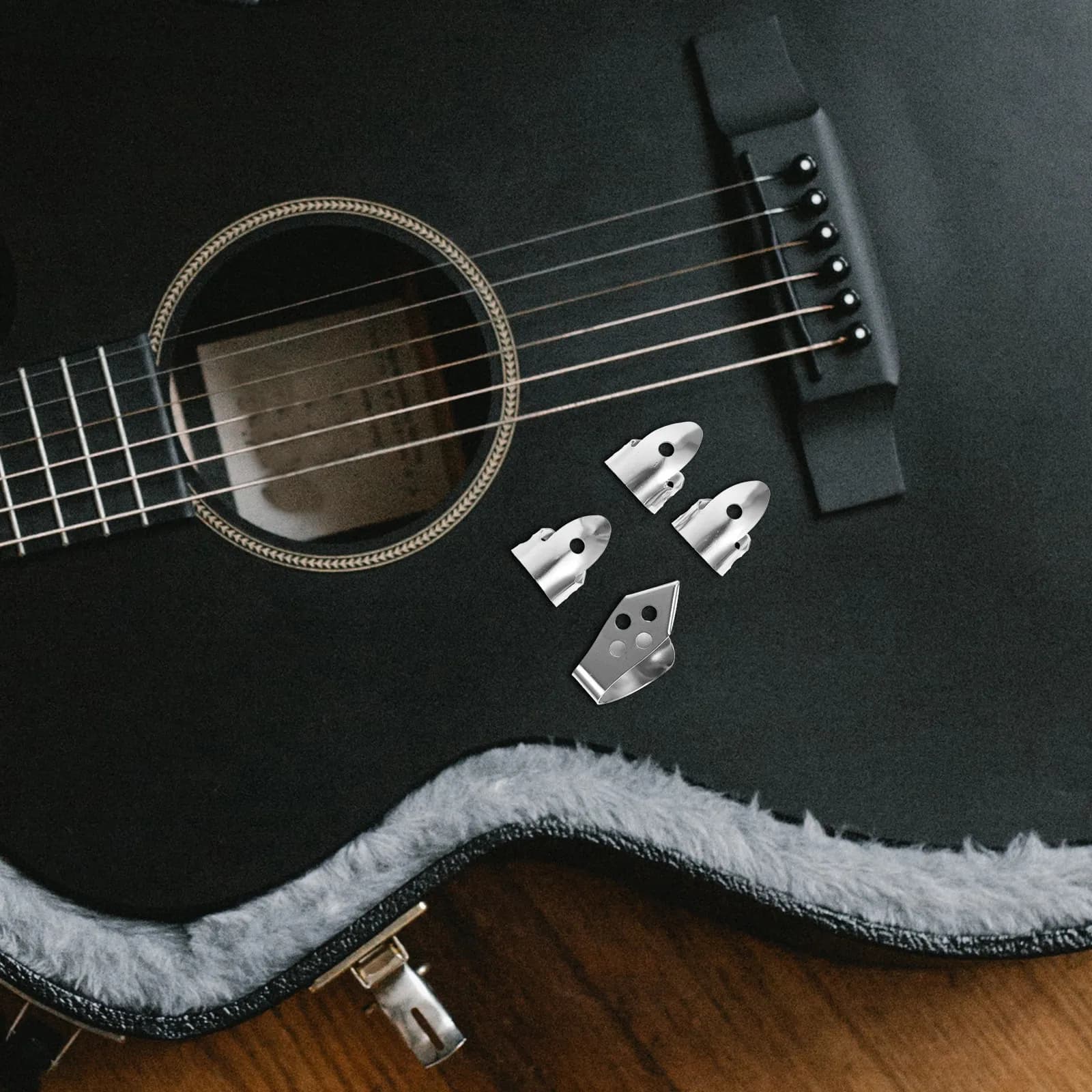 Set di 2 Ditaere in Metallo Robusti, Inodori, Regolabili, Design Aperto per Chitarra, Banjo, Ukulele, Basso - Strumento Comodo per Suonare