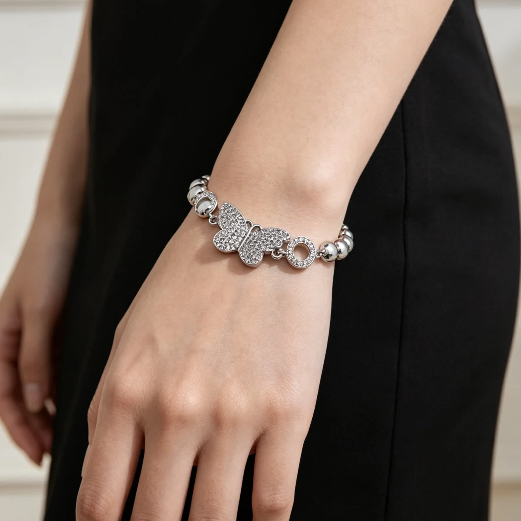Bracciale con ciondolo a farfalla scintillante, elegante bracciale con perline a farfalla, catena di perline brillanti, accessorio chic, versatile e lussuoso