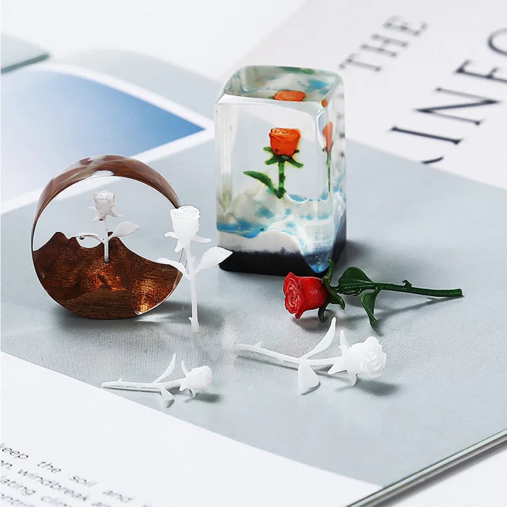 Kit Artigianale 4 Pezzi Fai da Te Mini Rose Ornamentali in Resina Cristallo Epossidica, Divertente Decorazione a Forma di Rosa in Miniatura con Colla a Goccia d'Acqua