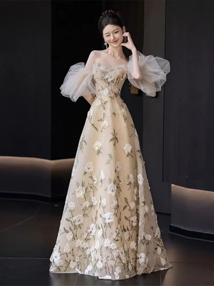 Abito da sera monospalla con ricami floreali per matrimoni e celebrazioni, modello lungo a trapezio