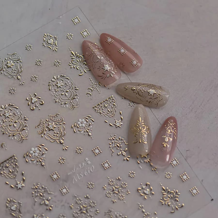 Stampa a caldo Nastro dorato Boemia Modello floreale simmetrico Adesivo per nail art 5D Fiore etnico Decalcomania per manicure autoadesiva retrò