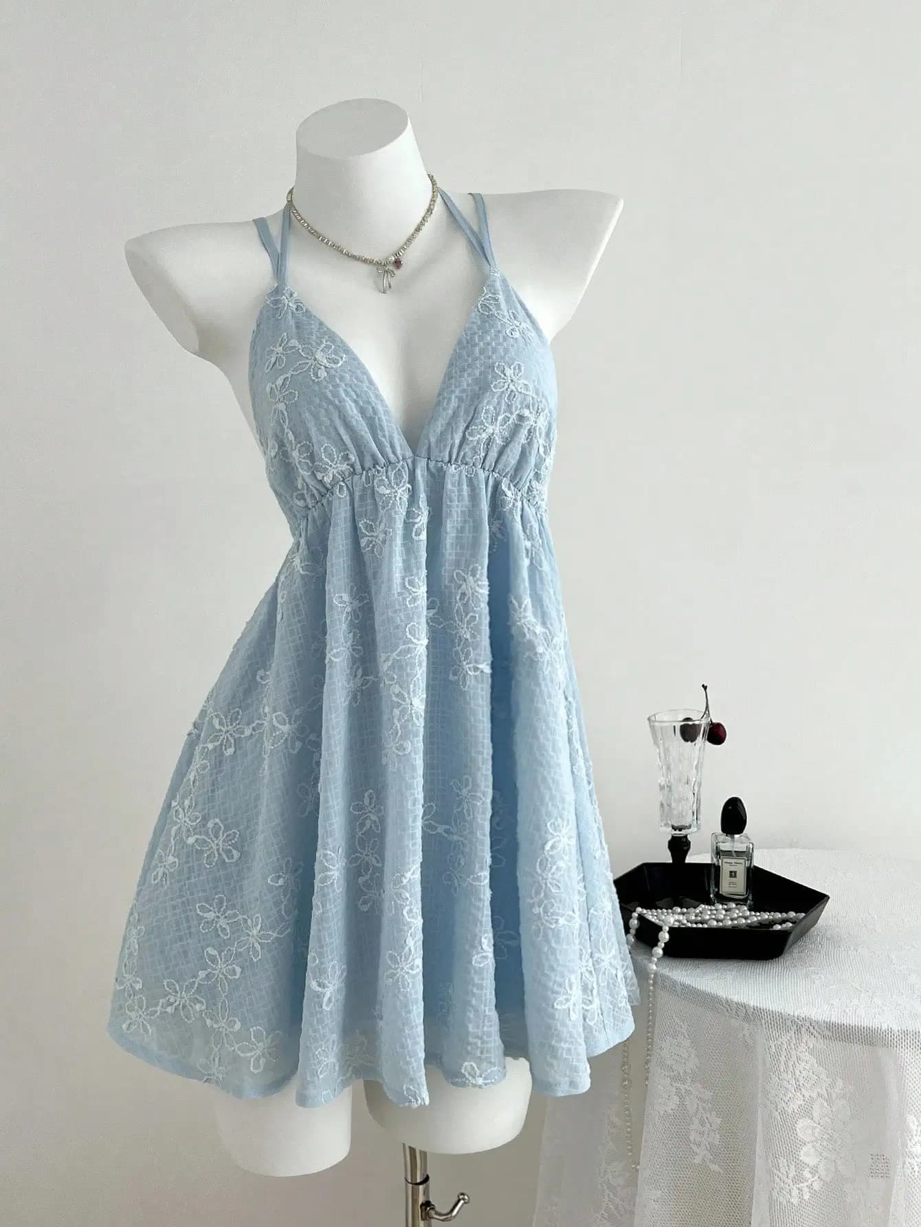 Abito Mini da Donna Blu Cielo con Ricami Floreali, Scollo a V Profondo, Spalline Sottili e Schiena Scoperta