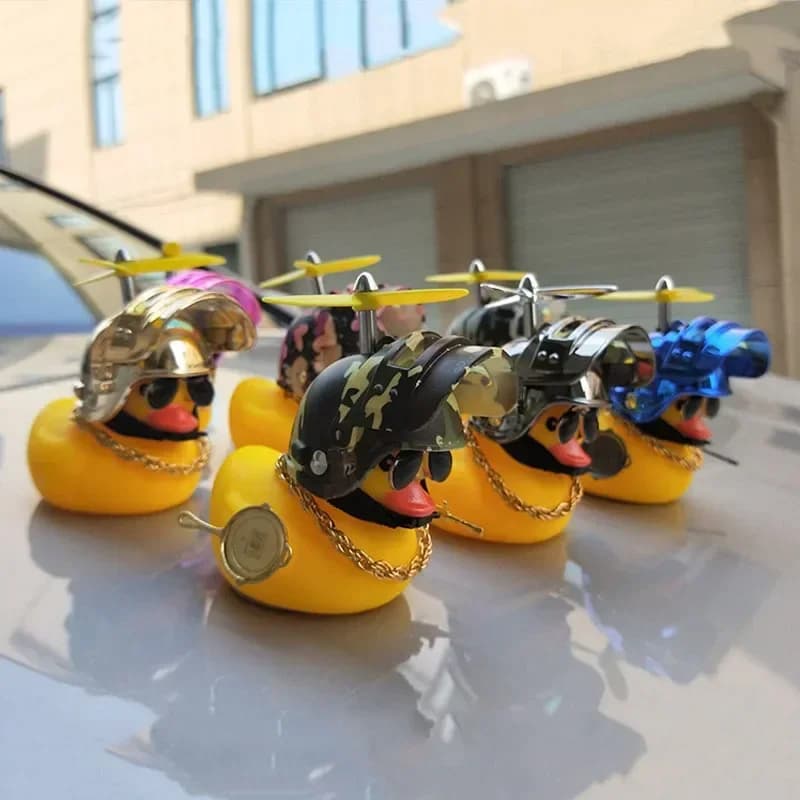 Decorazioni per cruscotto per auto giocattolo con anatra gialla in gomma, ornamenti per bici, anatra gialla con elica, casco, accessori interni per auto