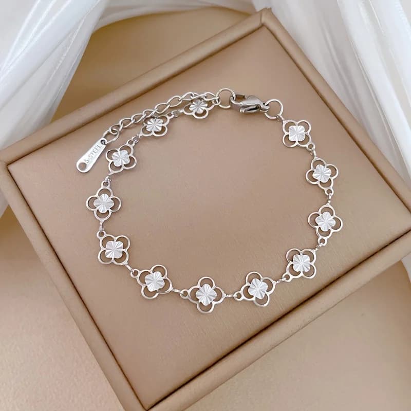 A stainless steel chain flower chain women's fashion jewelry bracelet, low sensitivity and non-fading, versatile light luxury simple commuter style design bracelet jewelry, gift jewelry