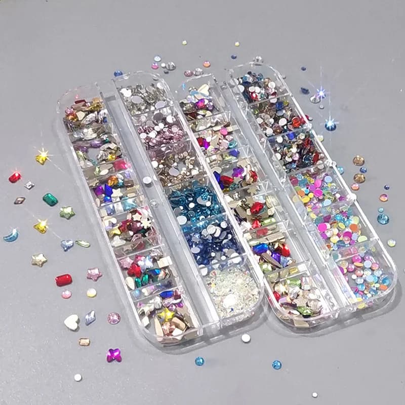 Set di scatole da 12 griglie, mini strass di colore misto e piccola combinazione di diamanti rotondi per cristalli di accessori per nail art fai da te
