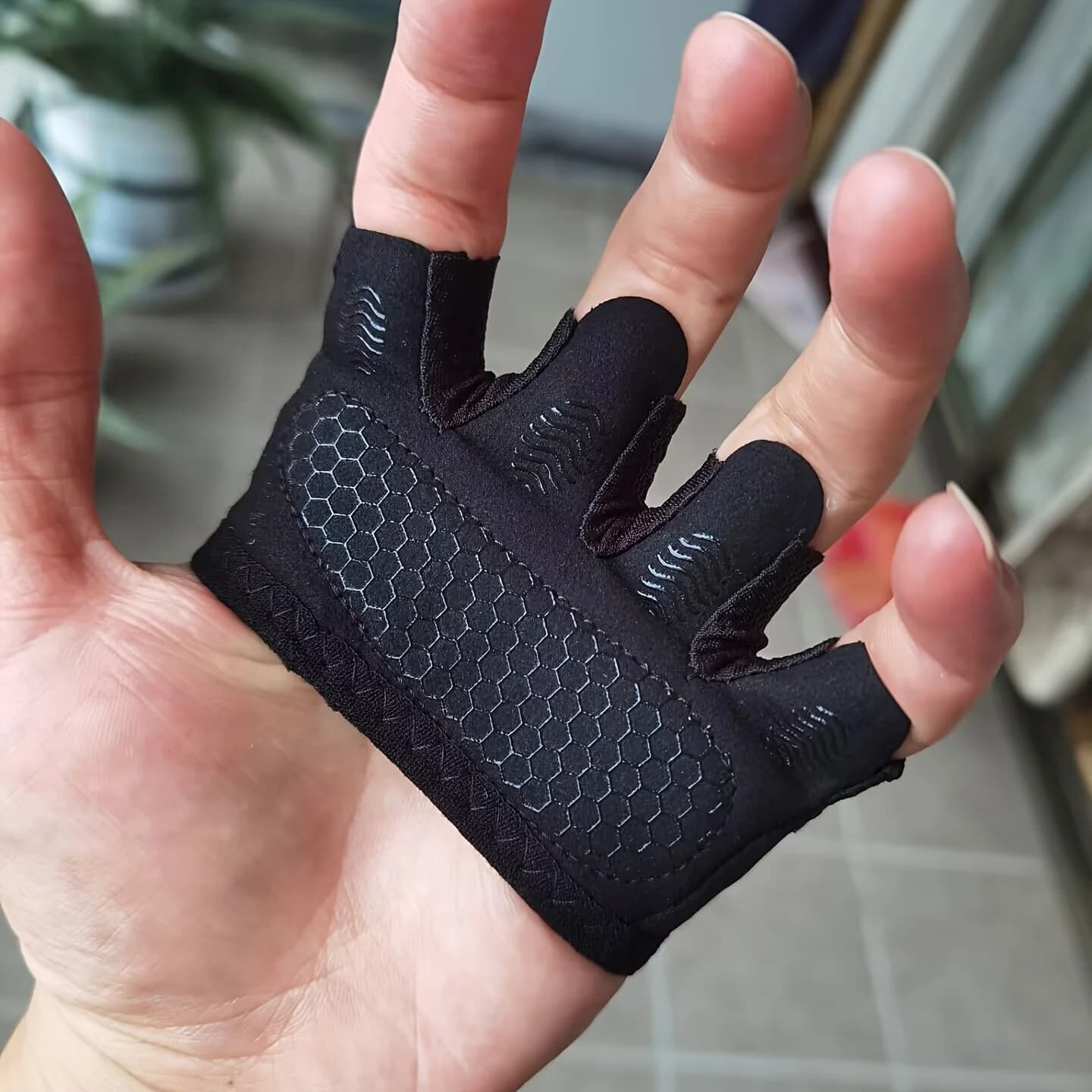 Unisex Lightweight 4-Finger Fitness Gloves Anti‑Slip Anti‑Callus Palm Protection for Indoor Gym & Outdoor Sports Training