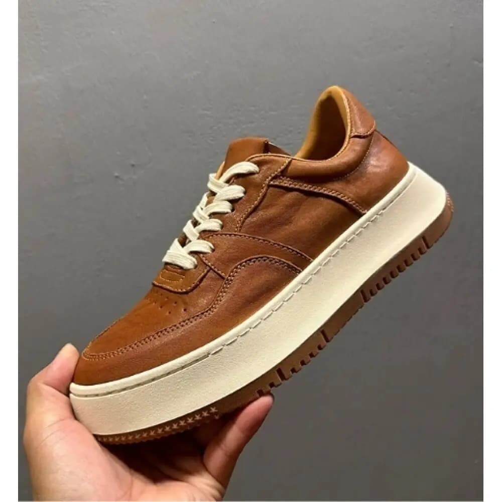 Sneakers con plateau in pelle bruna caramellata, stile vintage con lacci bianco sporco e suola spessa
