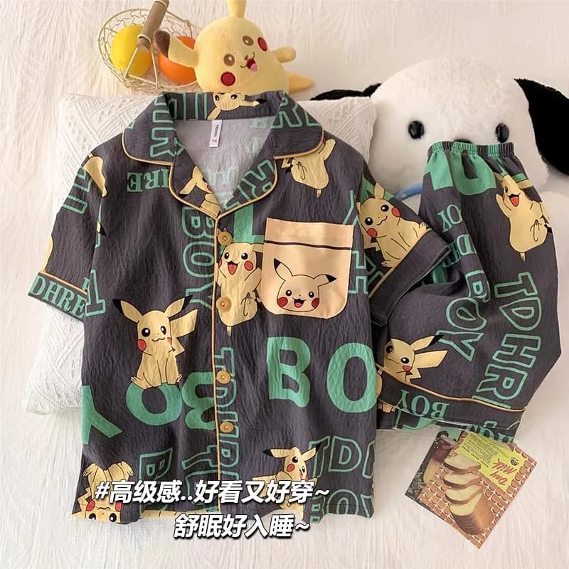Set di pigiami coordinati per la famiglia Pikachu, con stampa a cartoni animati, camicia a maniche corte con bottoni e pantaloni, pigiami morbidi per genitori e figli.