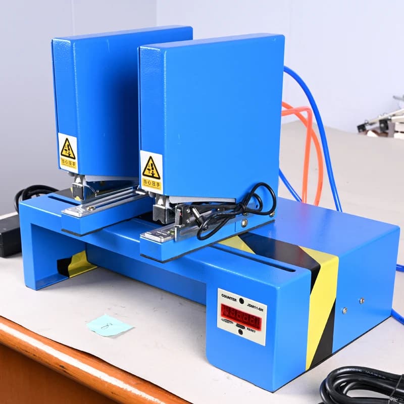 Cucitrice Pneumatica a Doppia Testa, Macchina per Rilegatura Completamente Automatica a Risparmio di Manodopera, Veloce e Intelligente con Induzione Universale