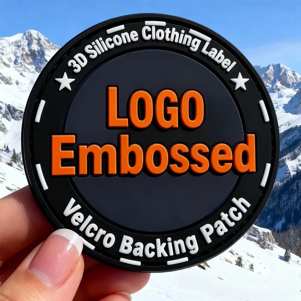 Patch in Ferro Personalizzate 2D/3D, Logo Goffrato Effetto Invecchiato, Stile Cucibile o Termoadesivo, Patch in Silicone PVC per Abbigliamento e Borse