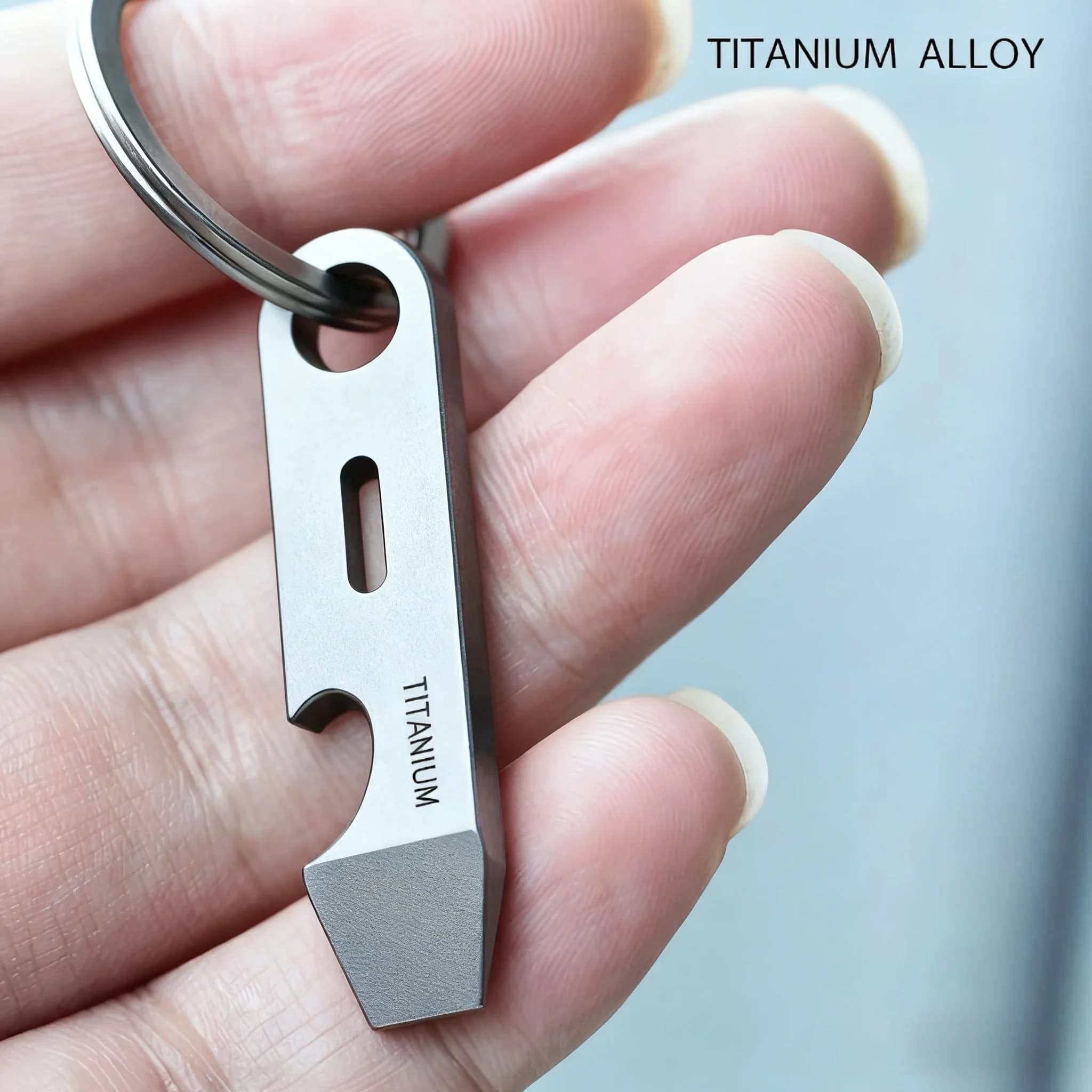 1 Portachiavi in Lega di Titanio - Strumento EDC Multifunzione con Apribottiglie e Apri Scatole, Anello Portachiavi in Metallo Resistente per Chiavi dell'Auto