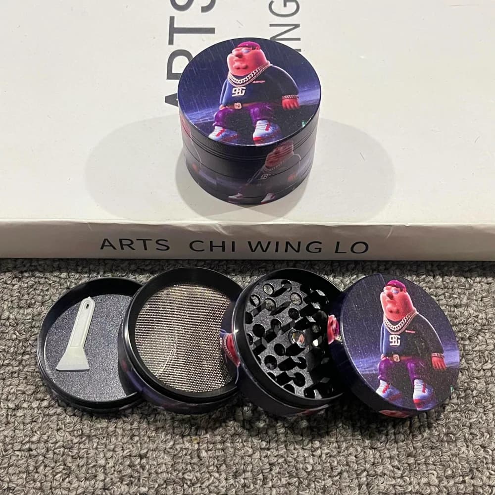 Grinder per Erbe Aromatiche in Metallo da 2 Pollici, Manuale, a 4 Strati, per Spezie, Pepe, Tabacco, con Coperchio Magnetico, Design Carino, Gadget Anti-Polline