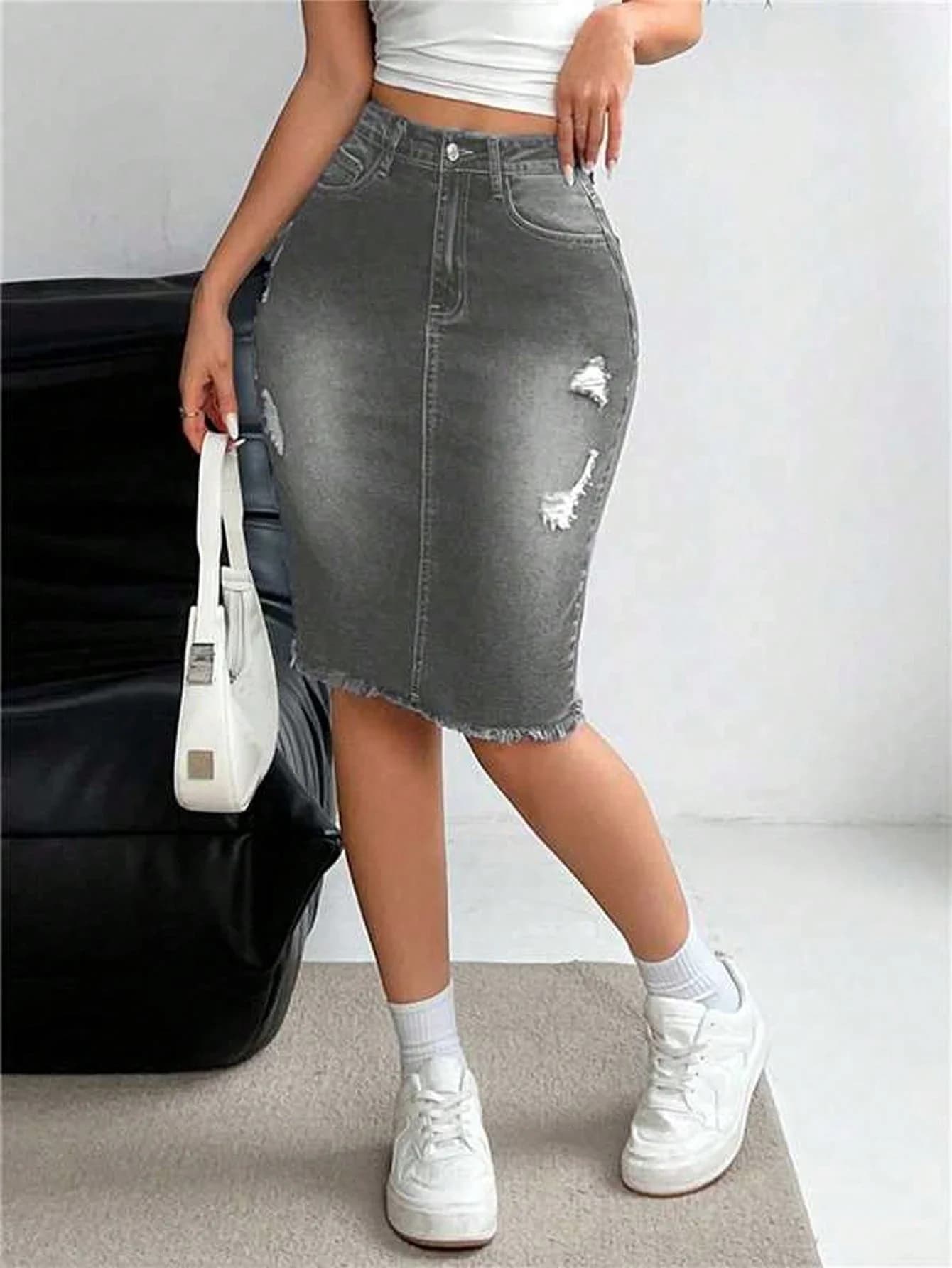 Gonna a tubino in denim strappato con tasche