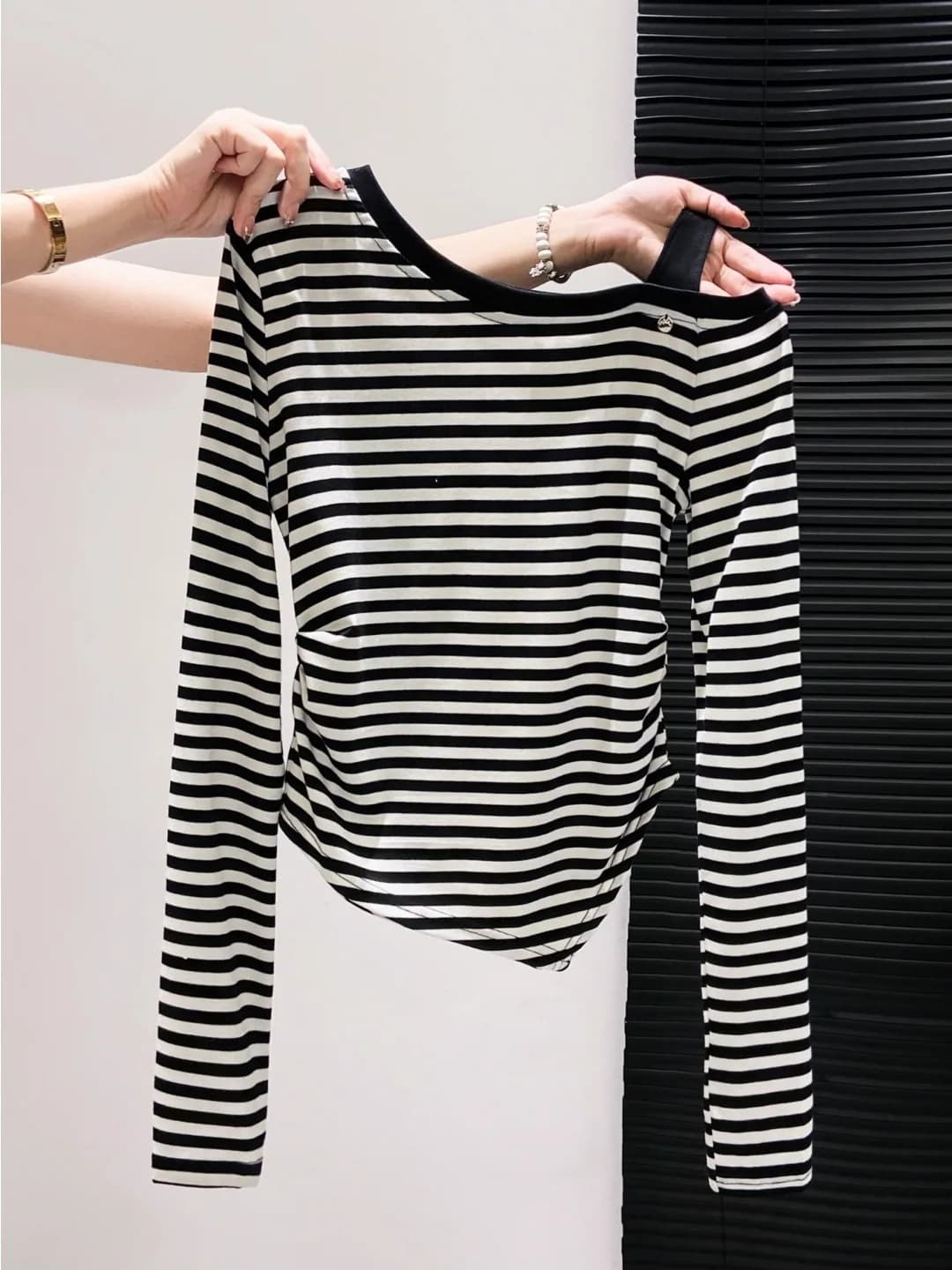 T-shirt slim fit a maniche corte da donna, a righe, con spalle scoperte e colletto laterale, maglia base a maniche lunghe per primavera, autunno e inverno