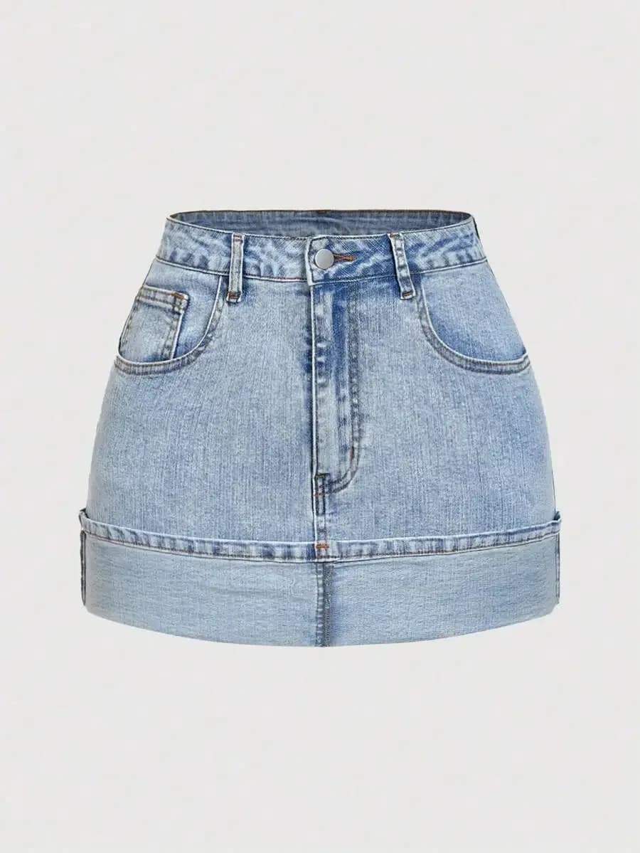 Minigonna in denim lavato azzurro da donna con orlo arrotolato e tasche frontali