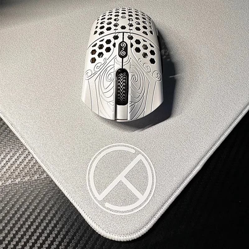 Tappetino per Mouse da Gioco Meow Gaming Gear MGG Ultraerialace Ultraaceaim UA Esports, Superficie Ruvida, Rosso, Formato Grande