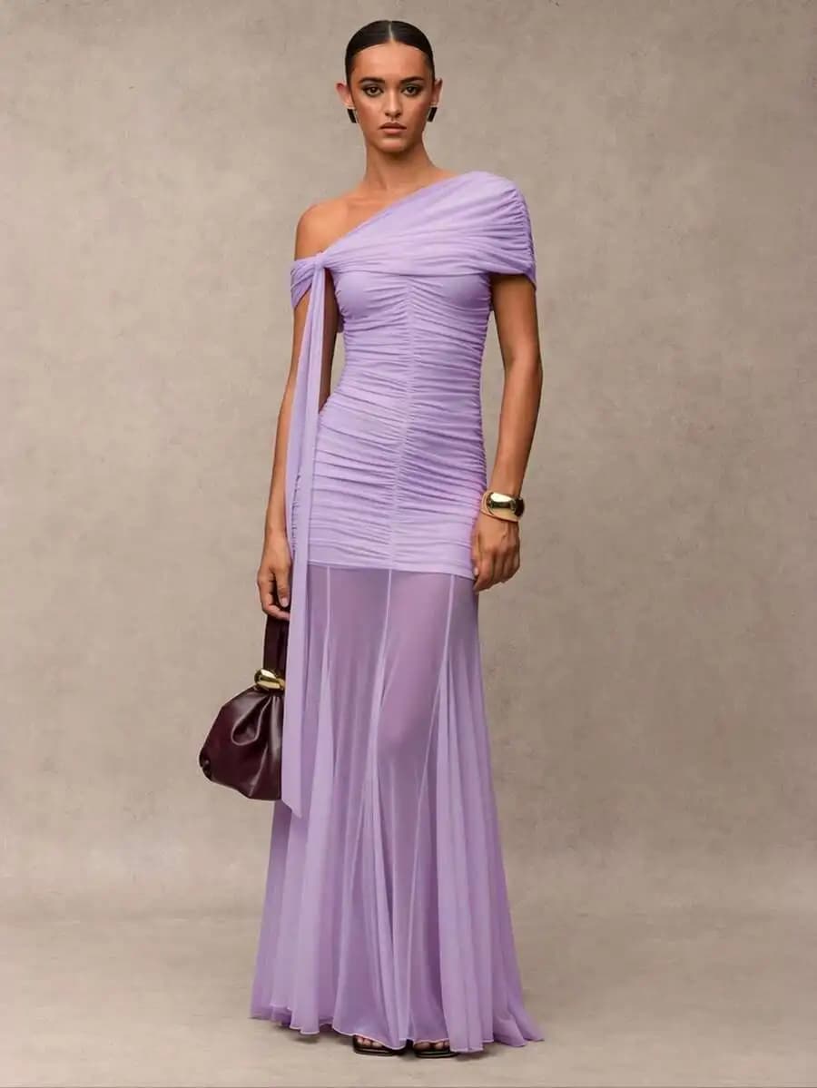 Abito da sera monospalla color lavanda con drappeggio e gonna fluida a trapezio