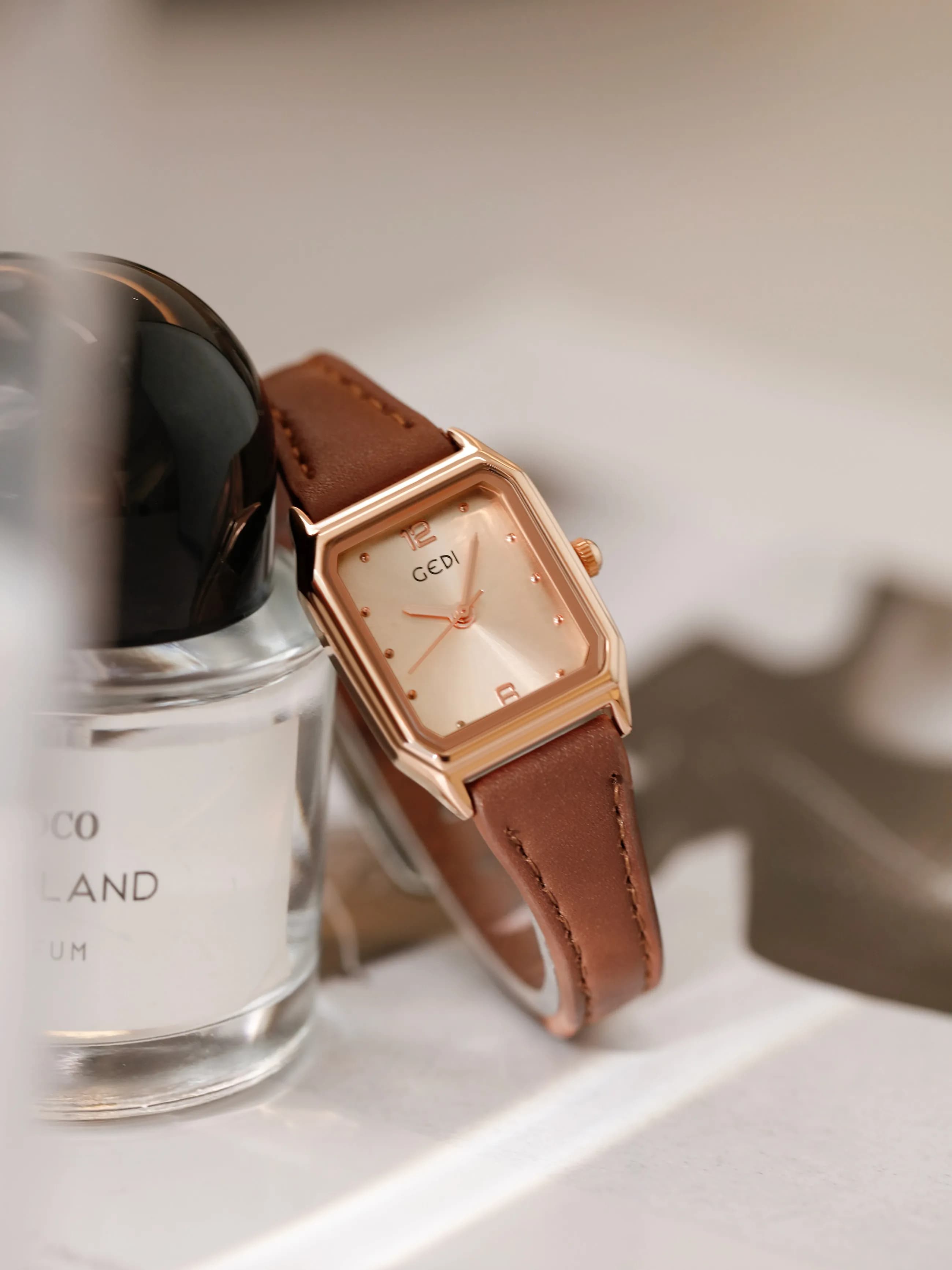 New woman's watch, student style, minimalist design, high quality feel, square dial, luxury watch for woman, perfect as a gift.