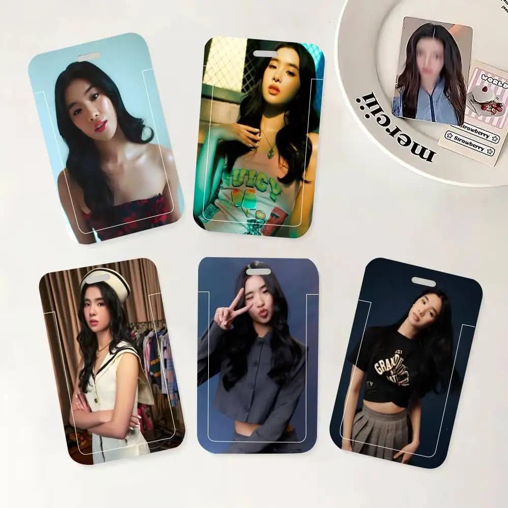 Porta Badge KPOP SOPHIA K-KATSEYE con Cordino da Collo, Portachiavi e Custodia per Credenziali da Lavoro - Idea Regalo