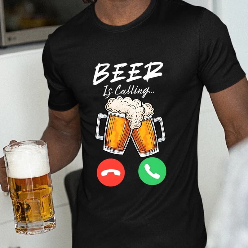T-shirt da uomo con stampa 'Beer Is Calling', divertente maglietta con grafica di birra e telefono, top estivo a maniche corte stile Y2K, regalo per gli amanti della birra