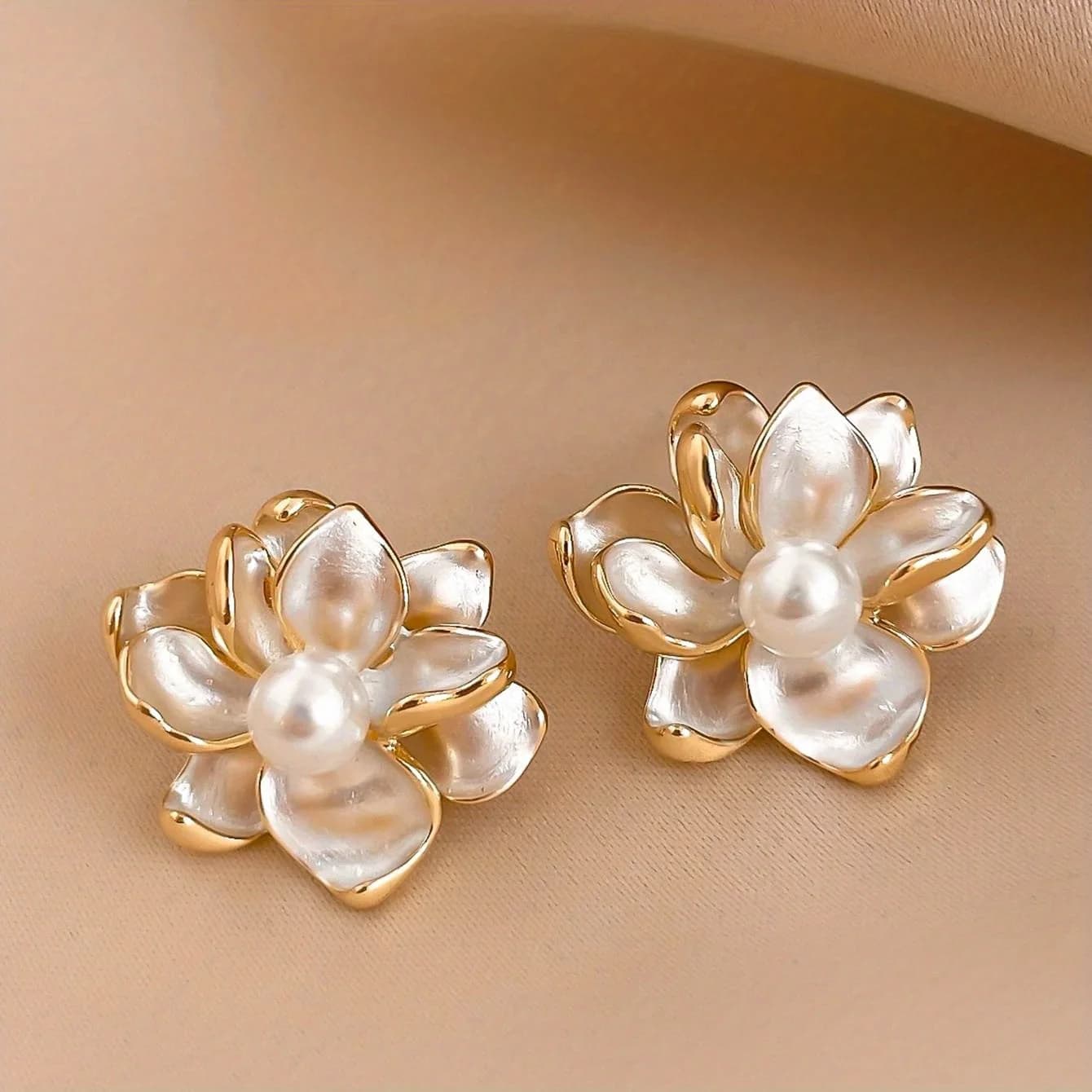 Orecchini a Perno da Donna con Smalto Bianco e Petali Multistrato, Piccolo Fiore con Perla Centrale, Design Unico, Gioielli per Feste